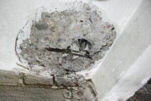 beton wordt weggedrukt door corrosie aan bewapening