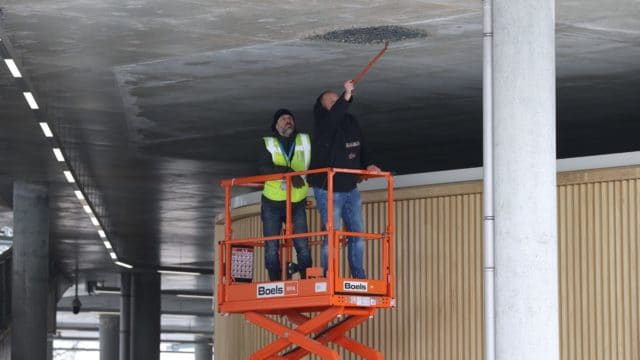 beton wordt hersteld aan plafond ondergrondse parking