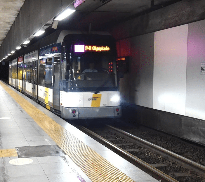 Aankomende tram op perron Antwerpse premetro