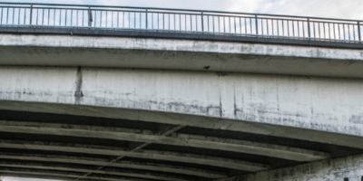 Schade aan betonnen brug